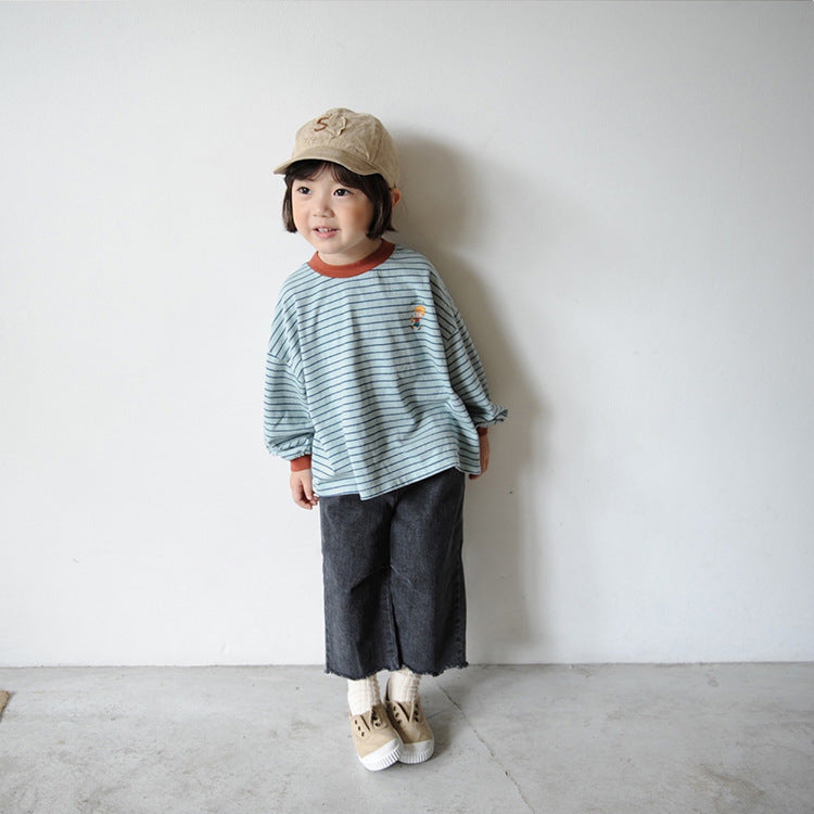 ボーダー長袖Tシャツ、薄い水色×濃い青のストライプ。ミント色の衿。