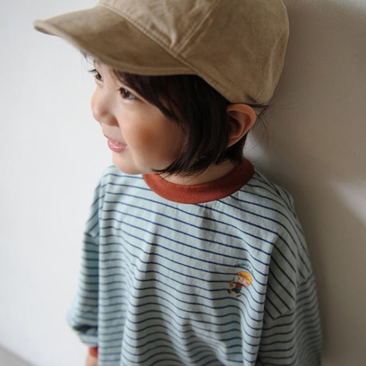 水色×濃い青の細ボーダー長袖Tシャツ、ミント色の丸衿。帽子をかぶった子ども着用