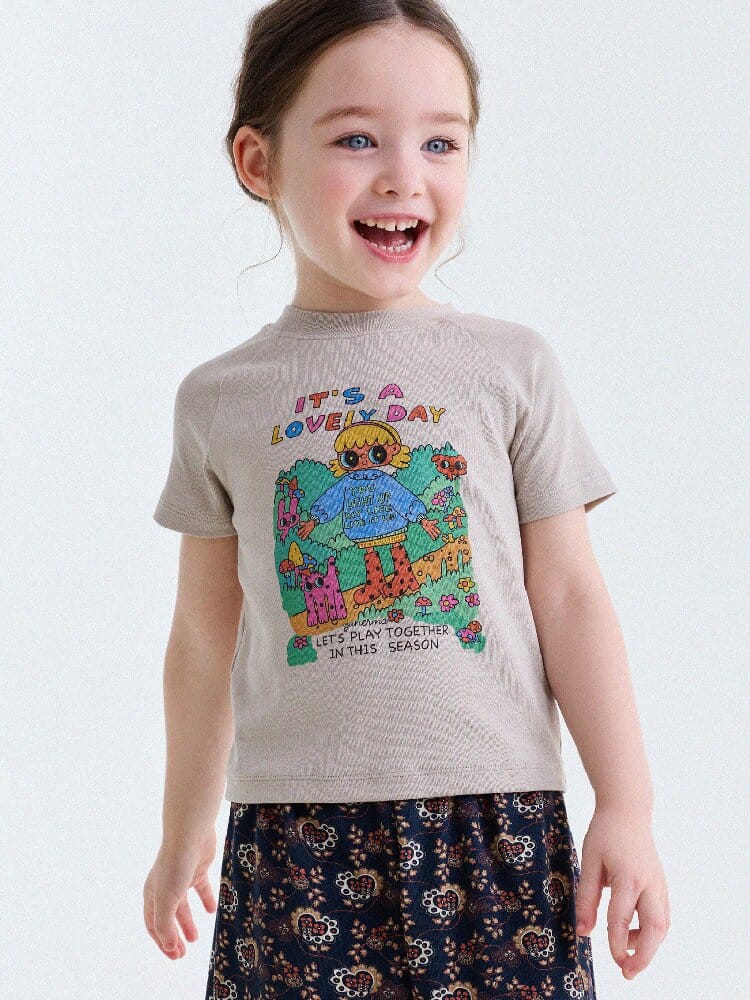 キャラクタープリントのラグランTシャツ(コットン)ベージュ、カラフルな動物プリント