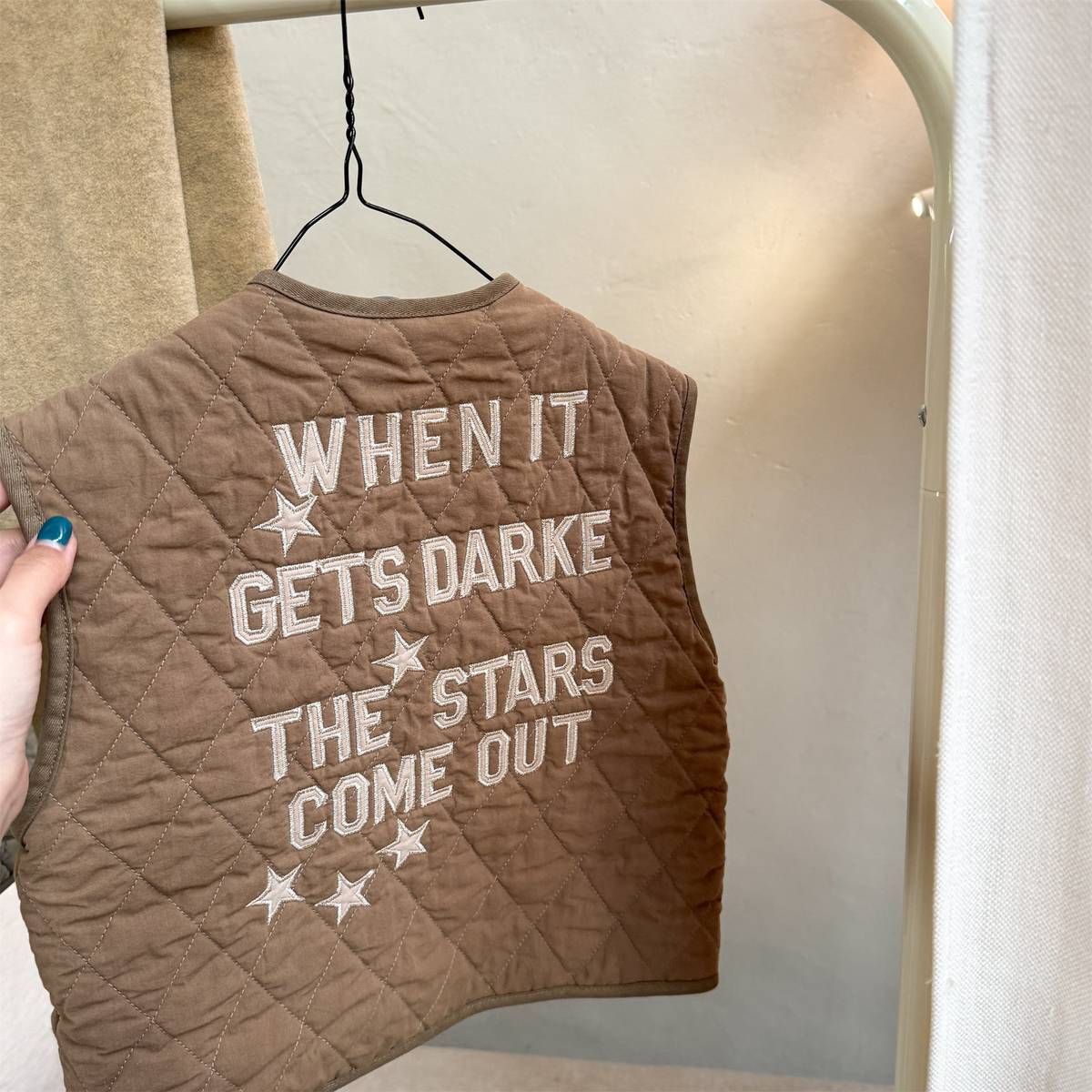 -キルティングベスト ノースリーブ 刺繍ロゴ 中綿入り アウター【mh0011411】 - mamahalo shop - ベスト - べビー服 - 子供服 - 男の子 - 女の子