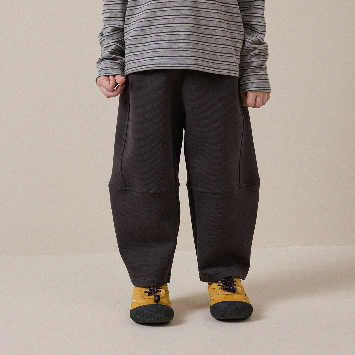 キッズ用スウェットパンツ(チャコールグレー)ワイド裾、サイドステッチと切替が特徴
