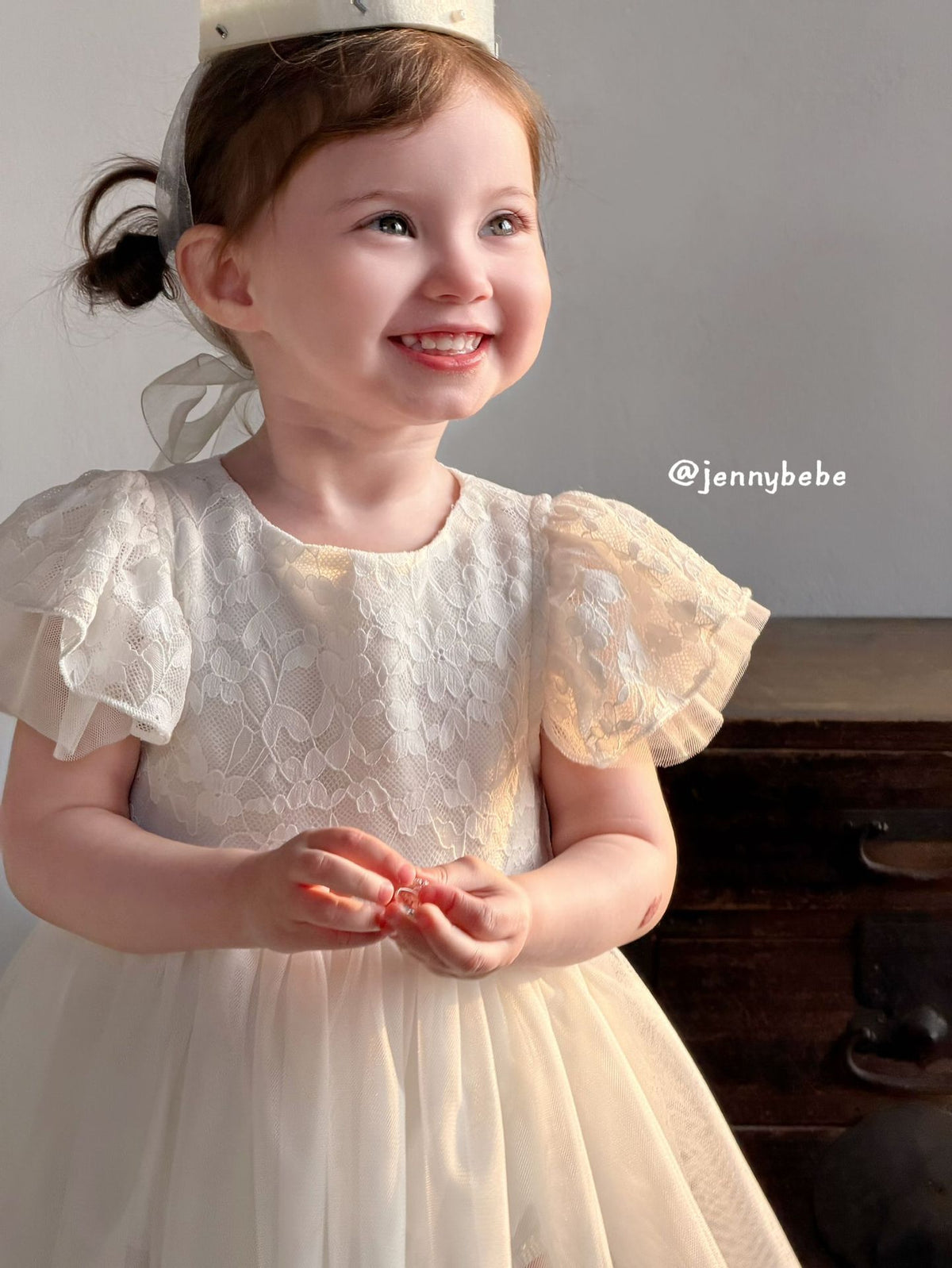レース生地のノースリーブベビードレス、ふんわりフリル袖とチュールスカート