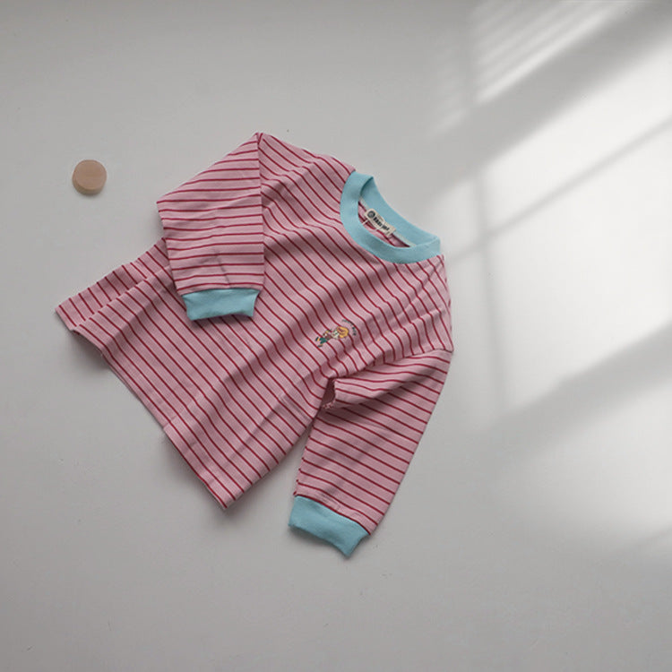 ボーダー長袖Tシャツを平置き。赤×白ストライプ、ミント色の衿と袖口、胸図柄