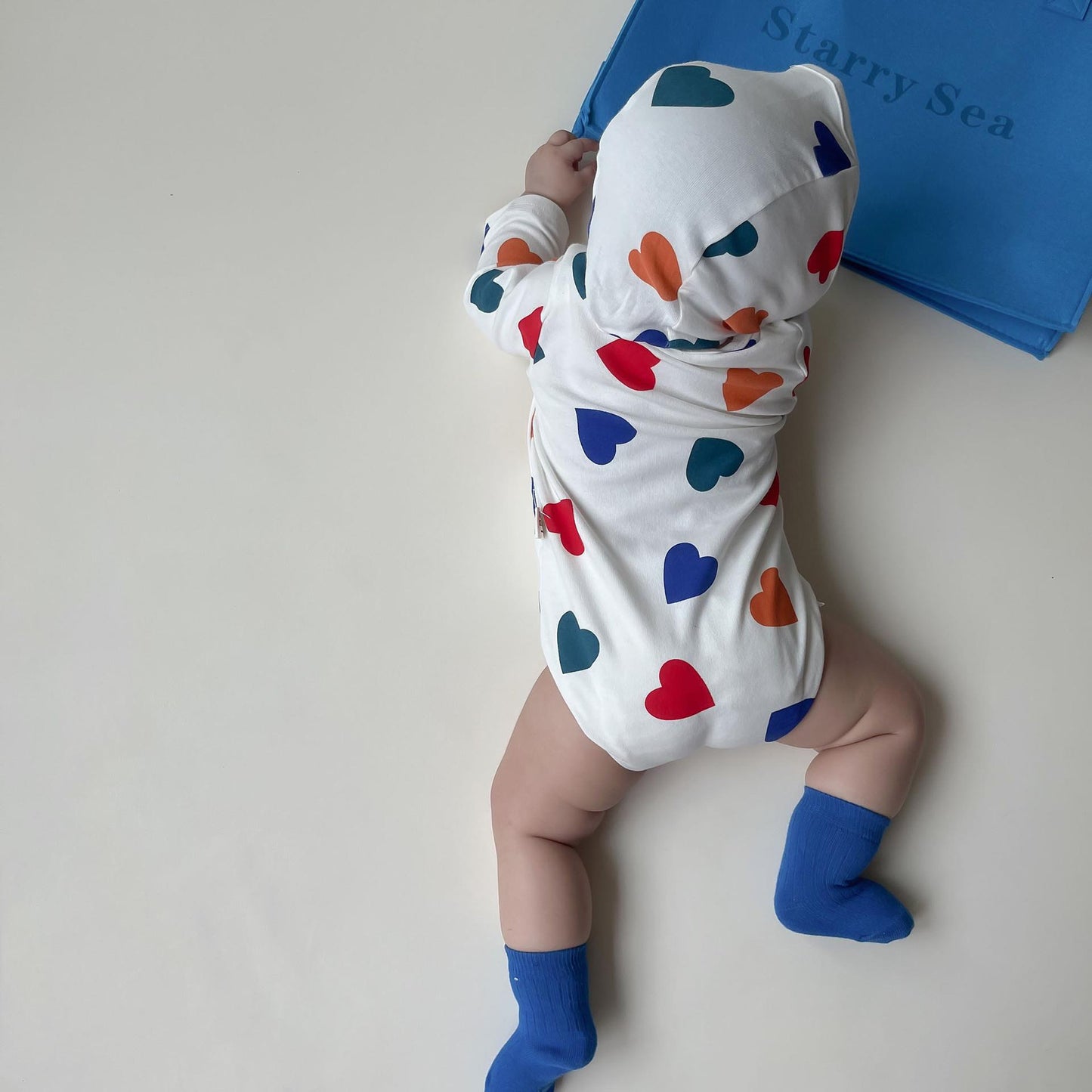 -【国内発送・送料無料】ベビーロンパース 長袖ボディスーツ カラフルハートプリント 66サイズ - mamahalo shop - 長袖ロンパース - べビー服 - 子供服 - 男の子 - 女の子