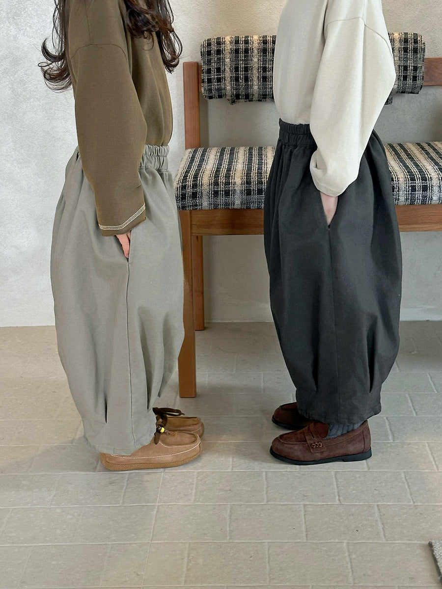 キッズ用バルーンワイドパンツ2色(ライトグレー・チャコール)/後ろ姿