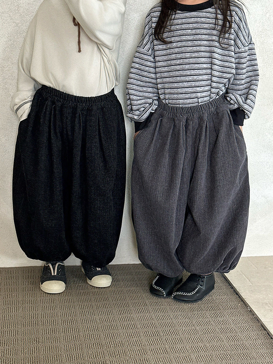 キッズ用バルーンワイドパンツ。黒とグレーのバルーンシルエット、ゆったりシルエット