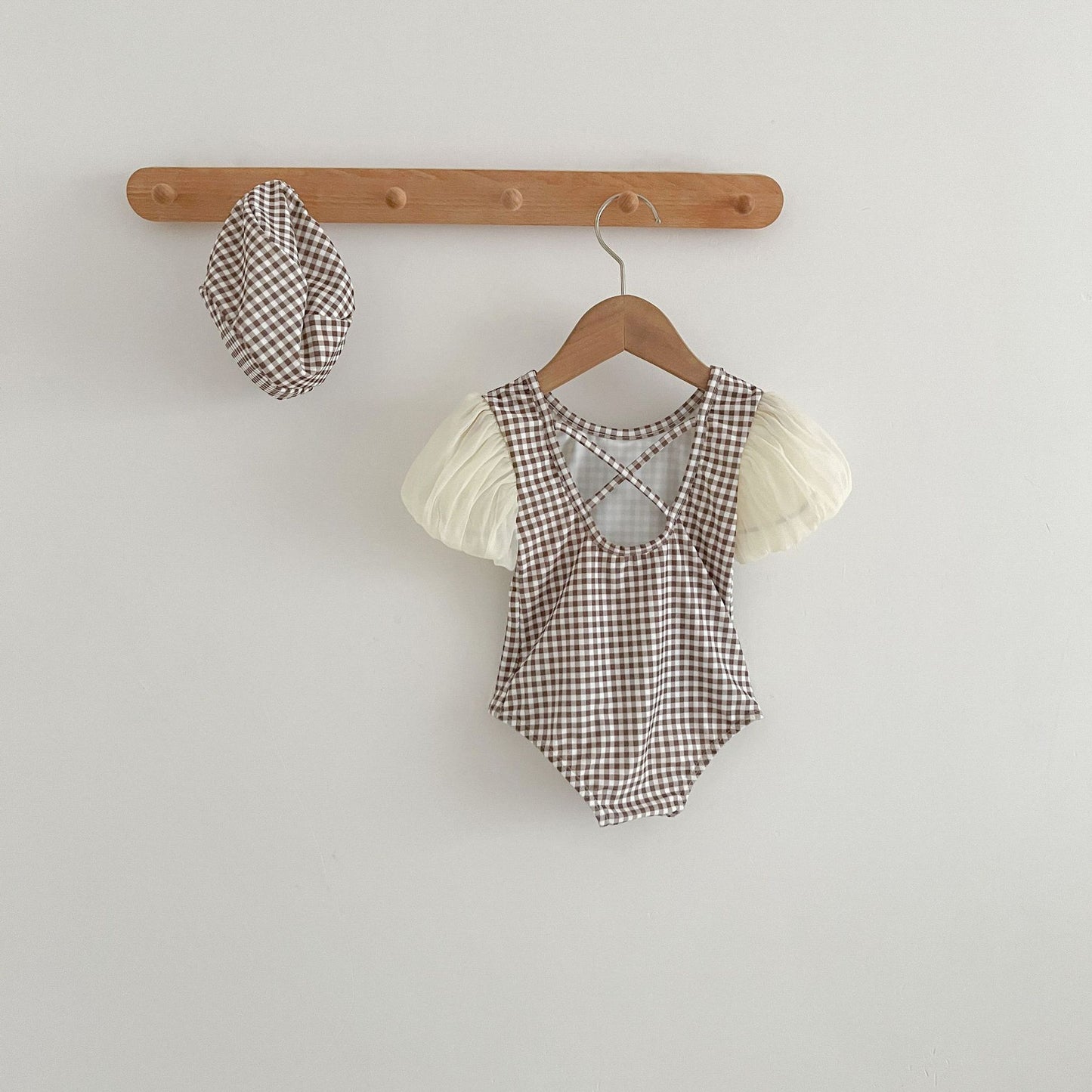 -ベビー 水着 チェック リボン 半袖 シフォン パフスリーブ ワンピース ラッシュガード スイムウェア 帽子 セット ブラウン ガールズ【mh0001975】 - mamahalo shop - ベビー用水着 - べビー服 - 子供服 - 男の子 - 女の子