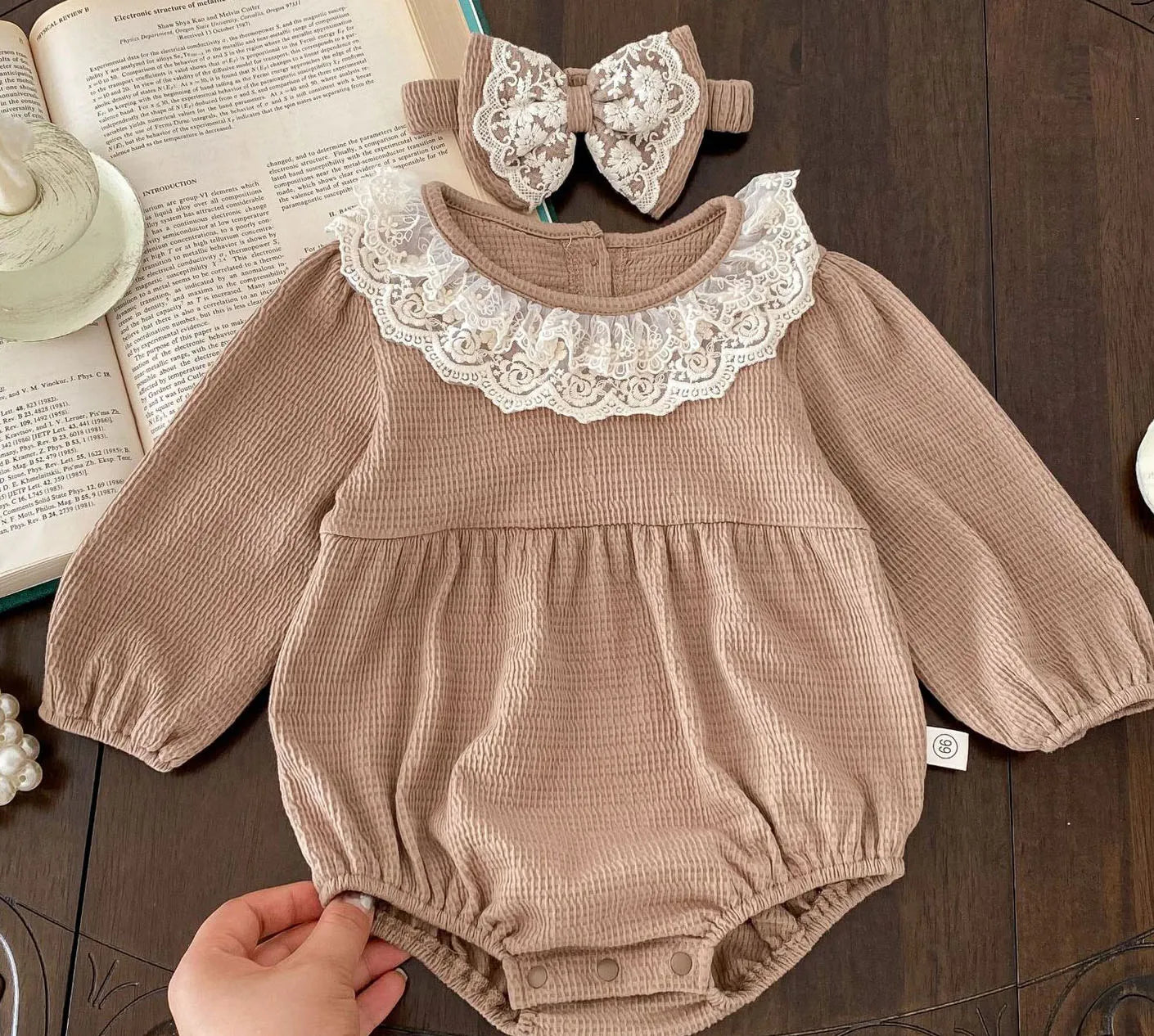 -ベビーロンパース ワッフル レースフリル 長袖ボディスーツ リボンヘアバンドセット コーヒー/ベージュ/2カラー - mamahalo shop - 長袖ロンパース - べビー服 - 子供服 - 男の子 - 女の子