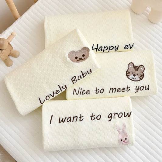 -ベビーブランケット おくるみ スワドル くまベア刺繍 レターロゴ - mamahalo shop - ベビーブランケット・タオル - べビー服 - 子供服 - 男の子 - 女の子