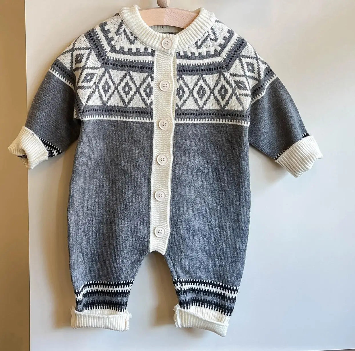 -ベビーロンパース ニット長袖ジャンプスーツ ダイヤモンドトライバル柄 グレー【mh0004408】 - mamahalo shop - 長袖ロンパース - べビー服 - 子供服 - 男の子 - 女の子