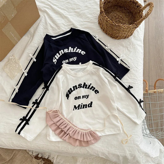 -キッズトップス サイドダブルリボンラインレターロゴプリント長袖Tシャツ 2カラー - mamahalo shop - 長袖Tシャツ - べビー服 - 子供服 - 男の子 - 女の子