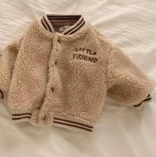 -ベビーアウター ボアフリースジャケット レターロゴ刺繍 スタジャンコート コーヒー アプリコット 2カラー - mamahalo shop - ショートコート・ジャケット・ジャンパー - べビー服 - 子供服 - 男の子 - 女の子
