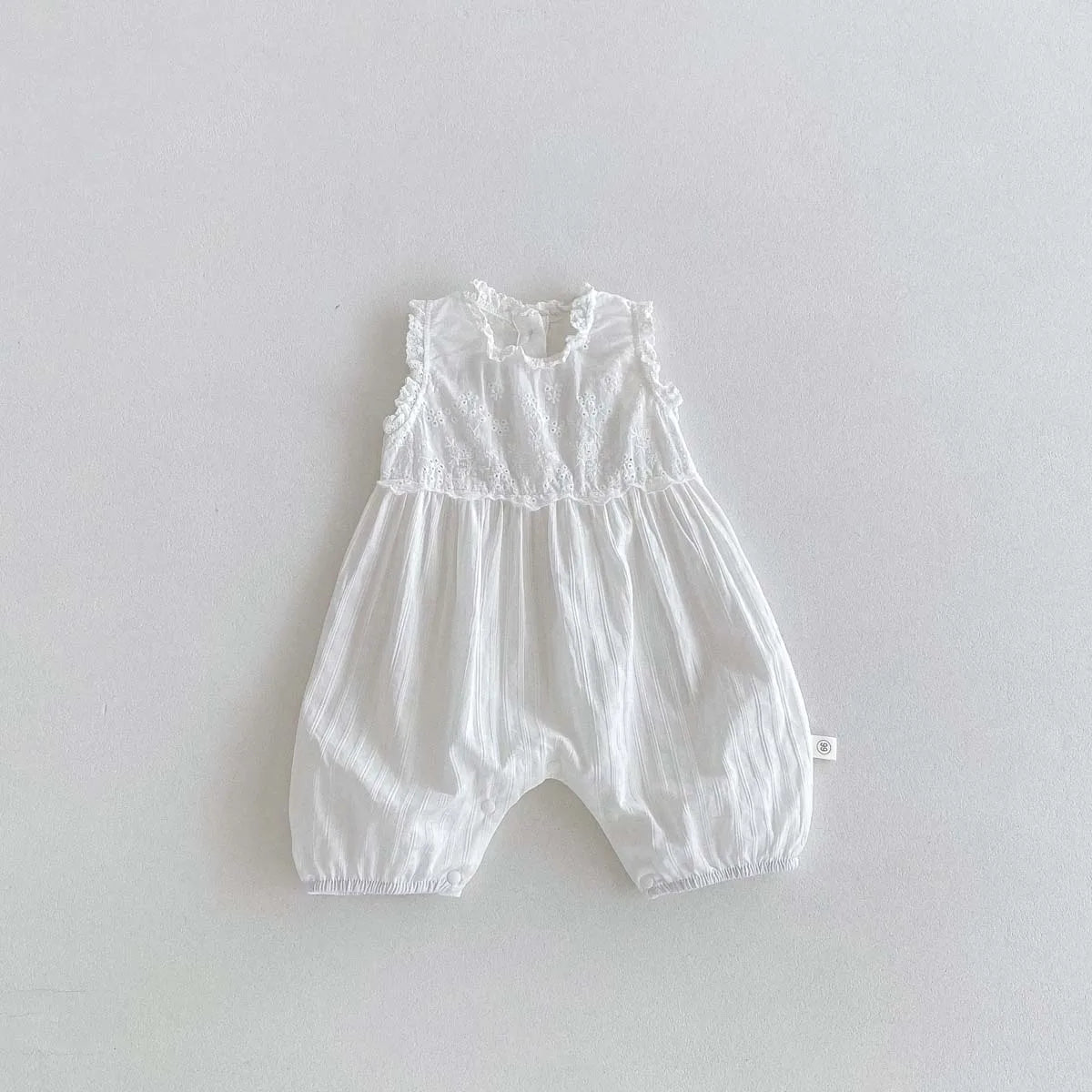 -ベビーロンパース ノースリーブジャンプスーツ レースフリル 2カラー【mh0006065】 - mamahalo shop - ノースリーブジャンプスーツ - べビー服 - 子供服 - 男の子 - 女の子