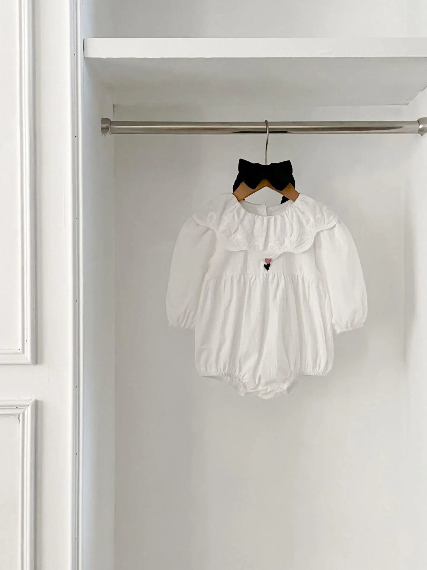 -ベビーロンパース ヘアバンドセット 長袖サークル襟ボディスーツ+リボンヘアバンド ホワイト【mh0004697】 - mamahalo shop - 長袖ロンパース - べビー服 - 子供服 - 男の子 - 女の子