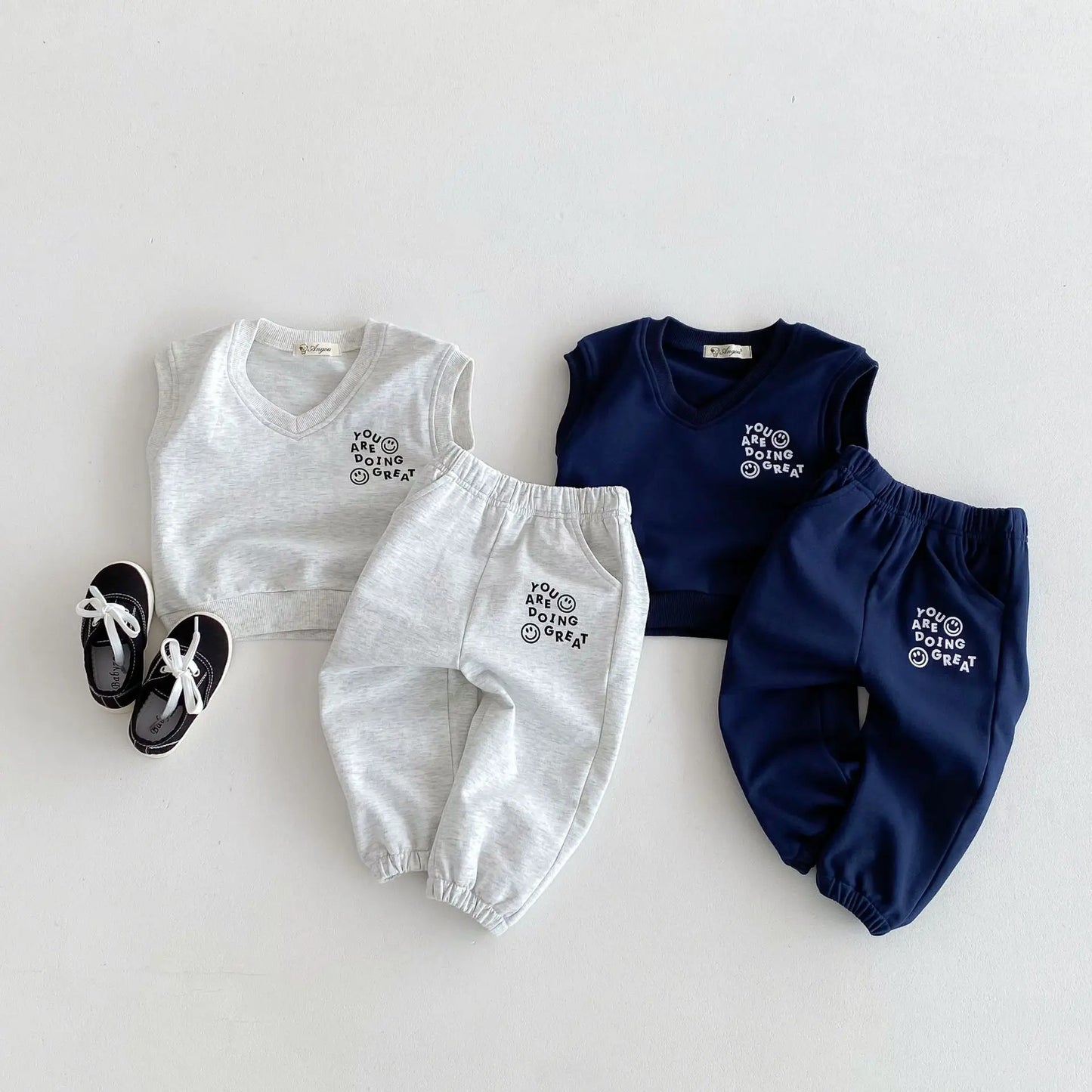 -キッズセットアップ 2点セット Vネックベストトップス+スウェットパンツ スマイルレターロゴプリント 2カラー - mamahalo shop - ノースリーブセットアップ - べビー服 - 子供服 - 男の子 - 女の子