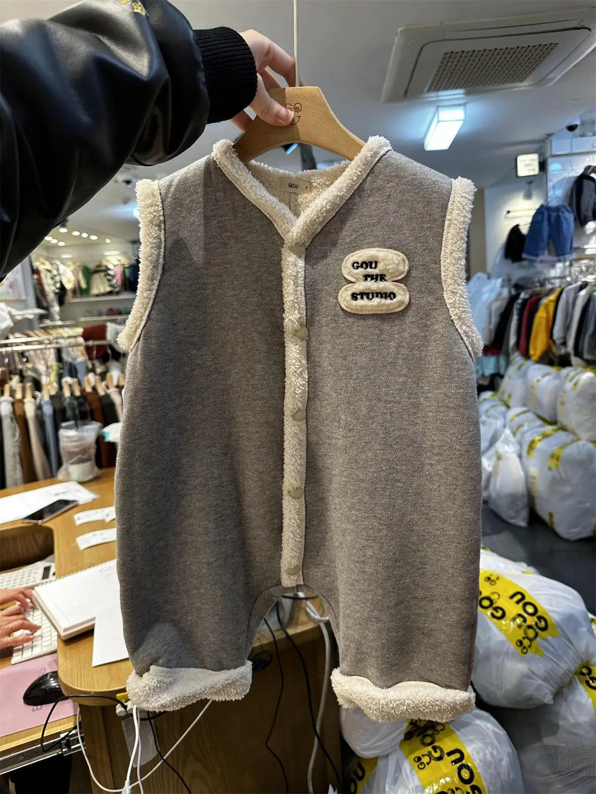 -ベビージャンプスーツ ボアフリースノースリーブロンパース ベストアウター 2カラー ボーイズ 男の子 子供服 - mamahalo shop - ノースリーブジャンプスーツ - べビー服 - 子供服 - 男の子 - 女の子