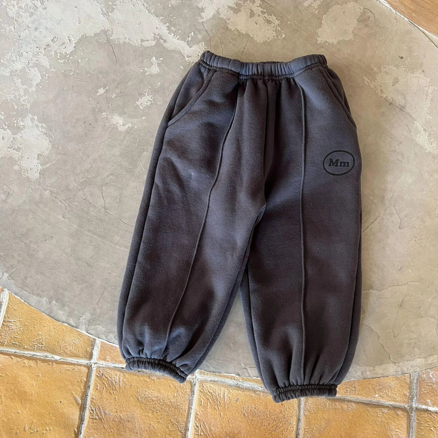 -キッズパンツ 裏ボアフリース スウェットパンツ ワンポイントロゴ センタータック スポーツパンツ グリーン ダークグレー 2カラー - mamahalo shop - ロングパンツ・スウェットパンツ - べビー服 - 子供服 - 男の子 - 女の子