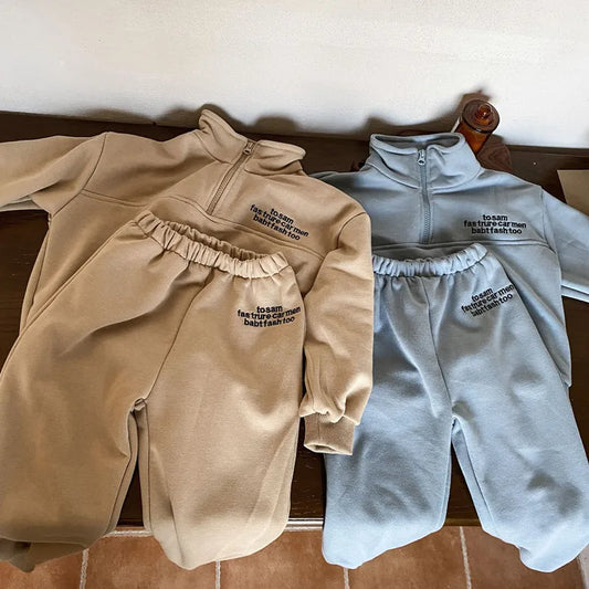 -キッズセットアップ 2点セット ハーフジップスタンドカラー スウェットトップス スウェットパンツ レターロゴ刺繍 2カラー - mamahalo shop - 長袖セットアップ - べビー服 - 子供服 - 男の子 - 女の子