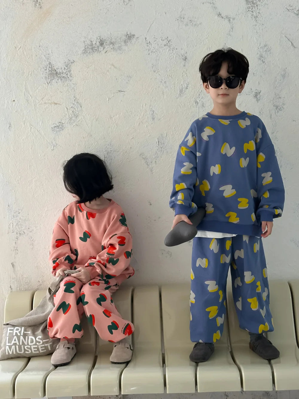 -キッズセットアップ 2点セット ロゴプリント柄スウェットシャツ+スウェットパンツ 2カラー【mh0007137】 - mamahalo shop - 長袖セットアップ - べビー服 - 子供服 - 男の子 - 女の子