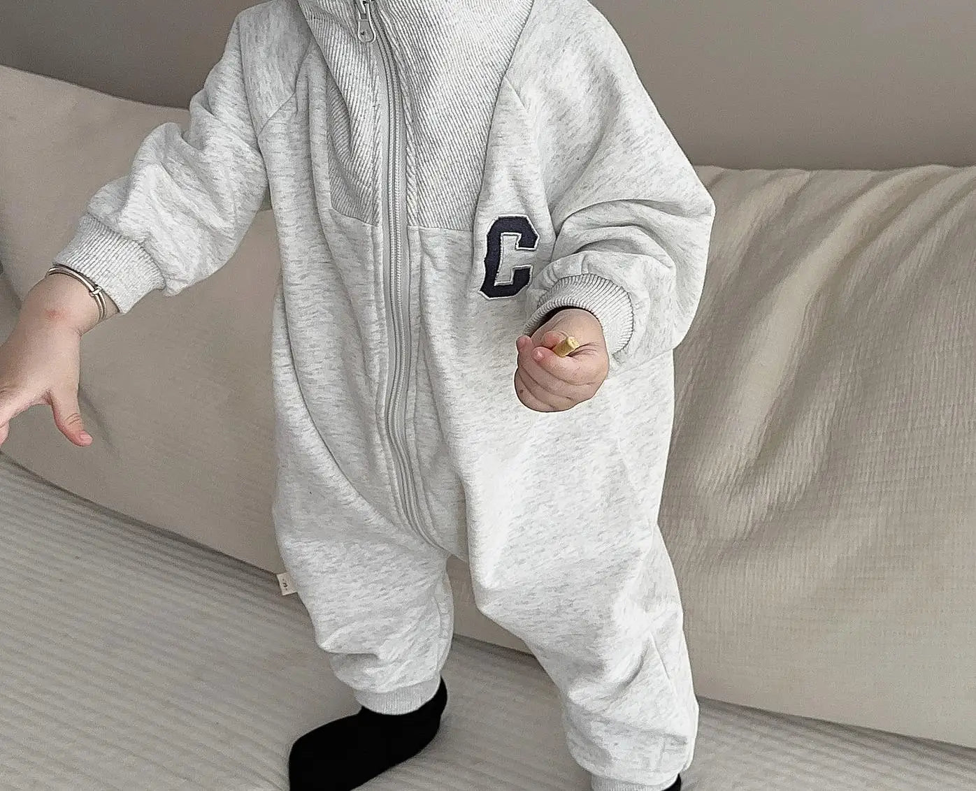 -ベビージャンプスーツ ジップアップ ハイネック長袖ロンパース レターロゴ刺繍 ネイビー グレー 2カラー - mamahalo shop - 長袖ジャンプスーツ - べビー服 - 子供服 - 男の子 - 女の子