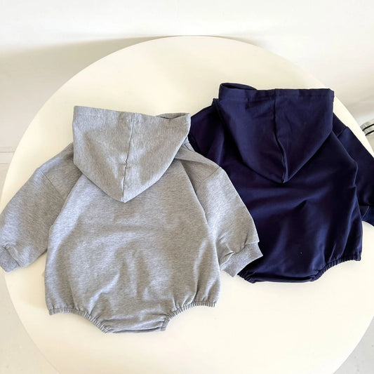 -ベビーロンパース 長袖フーディボディスーツ レターロゴ刺繍 ポケット ブルー グレー 2カラー - mamahalo shop - 長袖ロンパース - べビー服 - 子供服 - 男の子 - 女の子