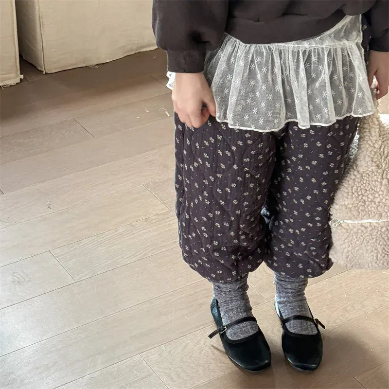 ダークグレーのフラワー柄キルティング厚手防寒パンツ(キッズ)