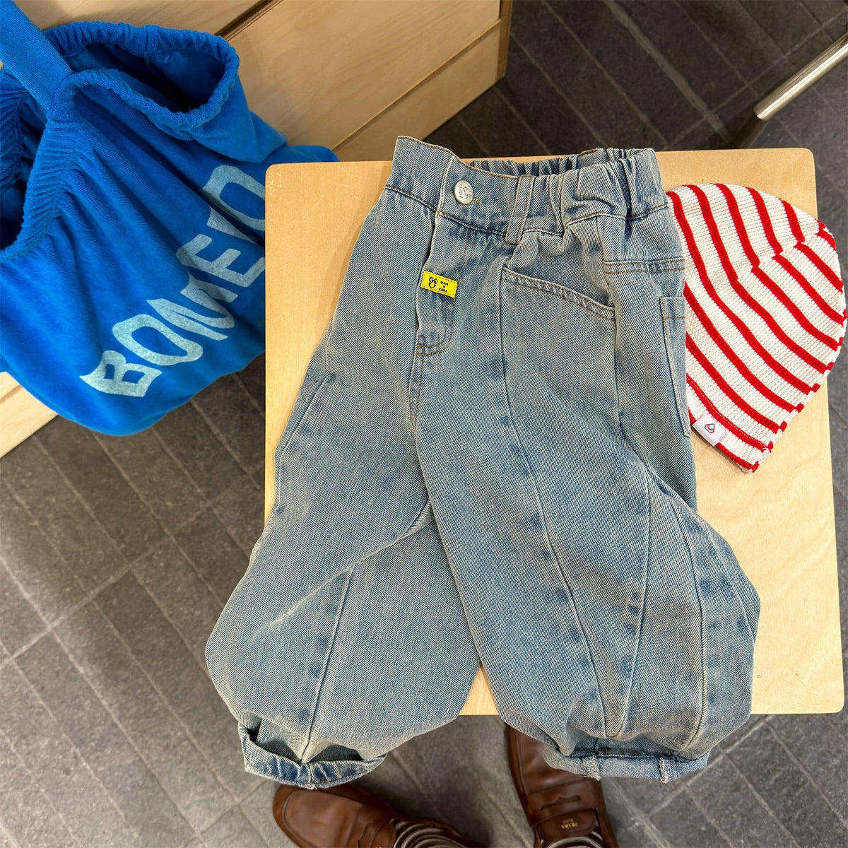 ライトブルーのテーパードデニムパンツ、ゆったりシルエット