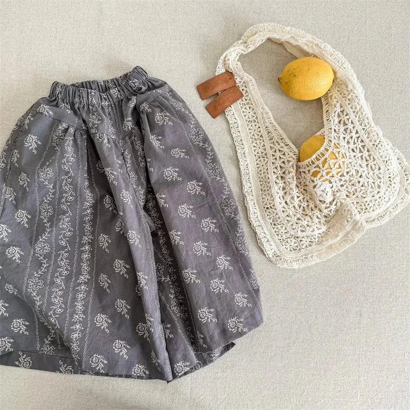 ダークグレーの小花プリントキッズガウチョパンツ、ウエストゴム付きワイドシルエット