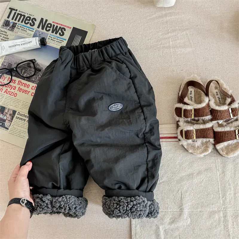 ダークグレーのキッズロングパンツ、裏ボアフリースのもこもこ裾