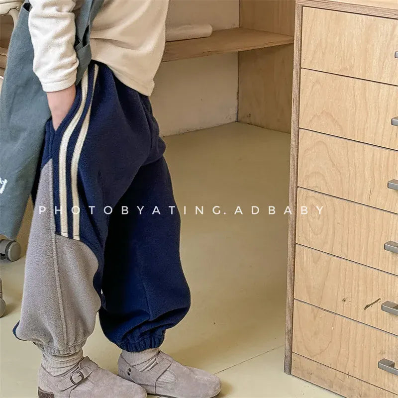 キッズ用スウェットパンツ ネイビーのサイドラインとベージュの切替
