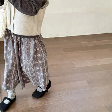 チャコールグレーのキッズプリントワイドルーズガウチョパンツ、広がるシルエット