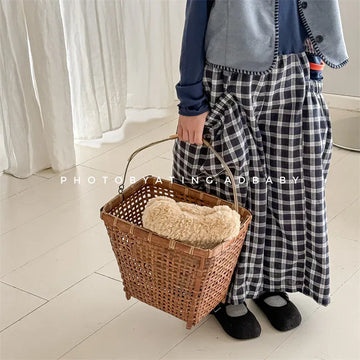 キッズ用ネイビーチェック柄ワイドパンツ、ゴムウエスト、フロントにロゴ風プリント