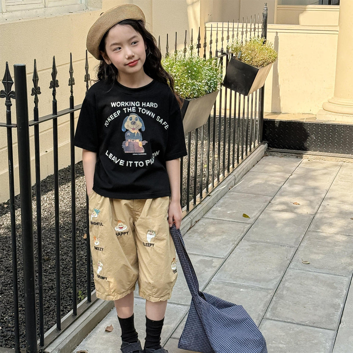 ベージュカーキの小人ドワーフ刺繍入りハーフ丈パンツ