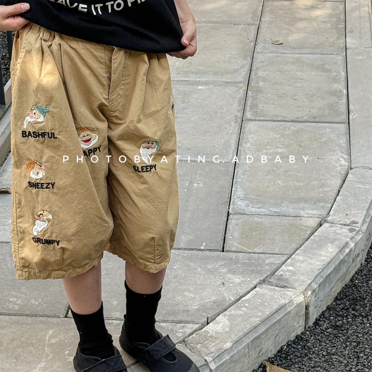 カーキの小人ドワーフ刺繍入りハーフ丈パンツ