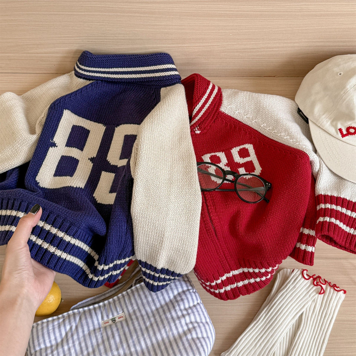 白×青のニットと赤いニットのパッチワーク、ジップと大きな89ロゴ