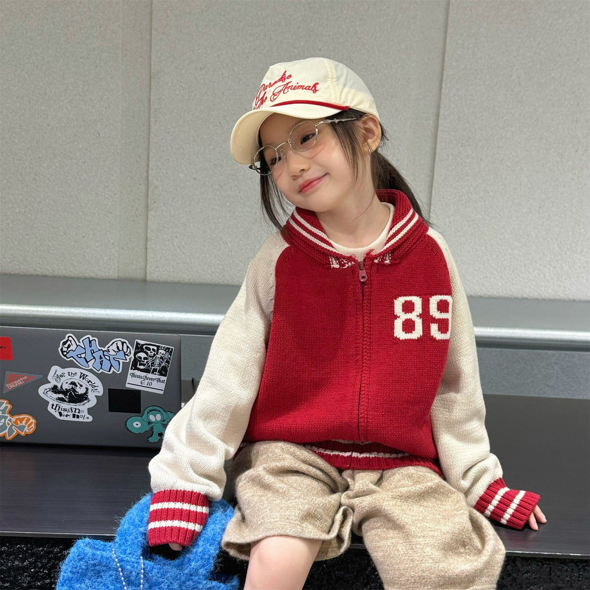 赤×白のパッチワークニットジップアップスタジアムジャンパー、胸に89ロゴ