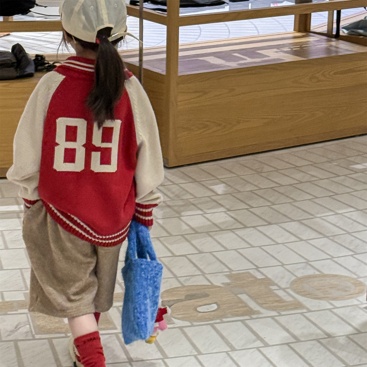 赤いジップアップニットスタジアムジャンパー、背面に大きな89プリント