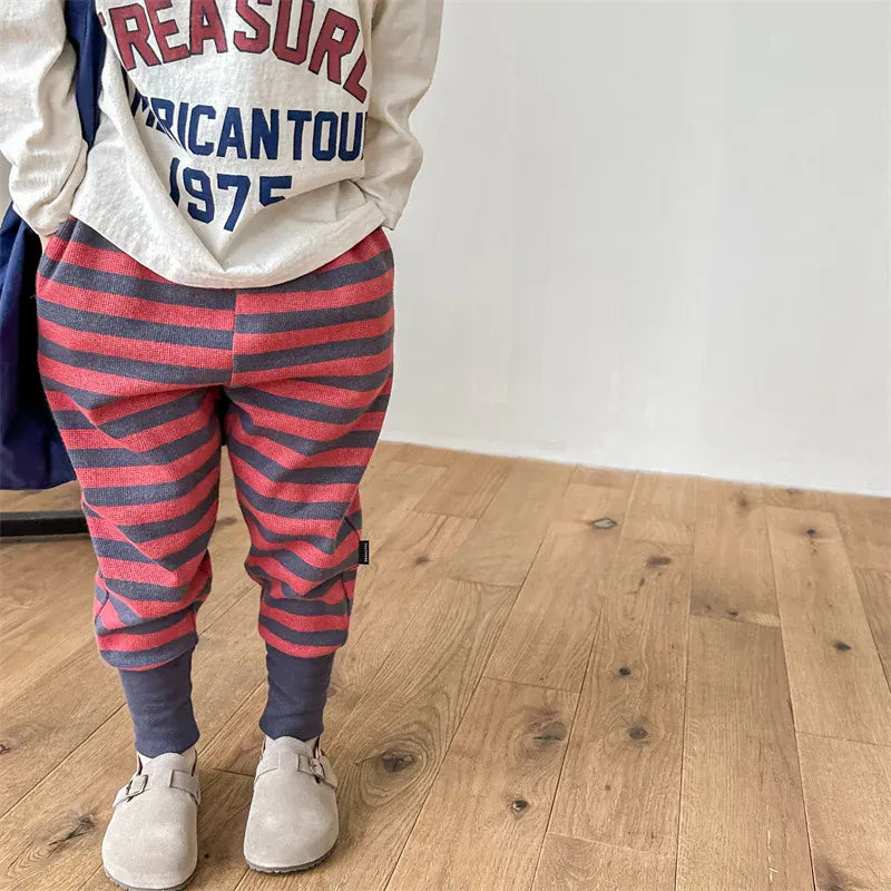 キッズ用ボーダースウェットジョガーパンツ、赤系地×濃紺ボーダー、裾リブとジョガー風