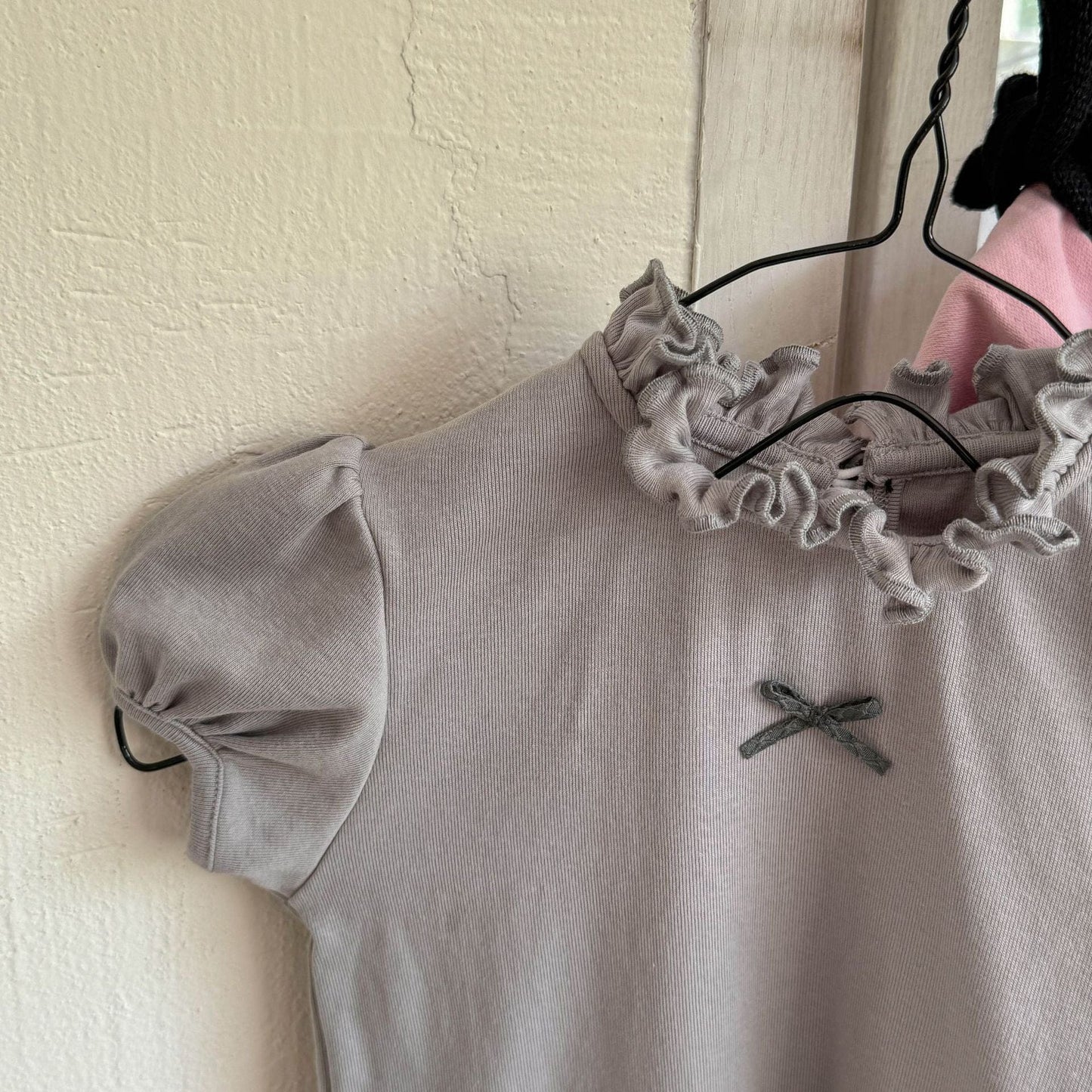 半袖Tシャツ Light Grey / 80cm リボンアクセントフリルスタンドカラーショートパフスリーブTシャツ【mh0009394】