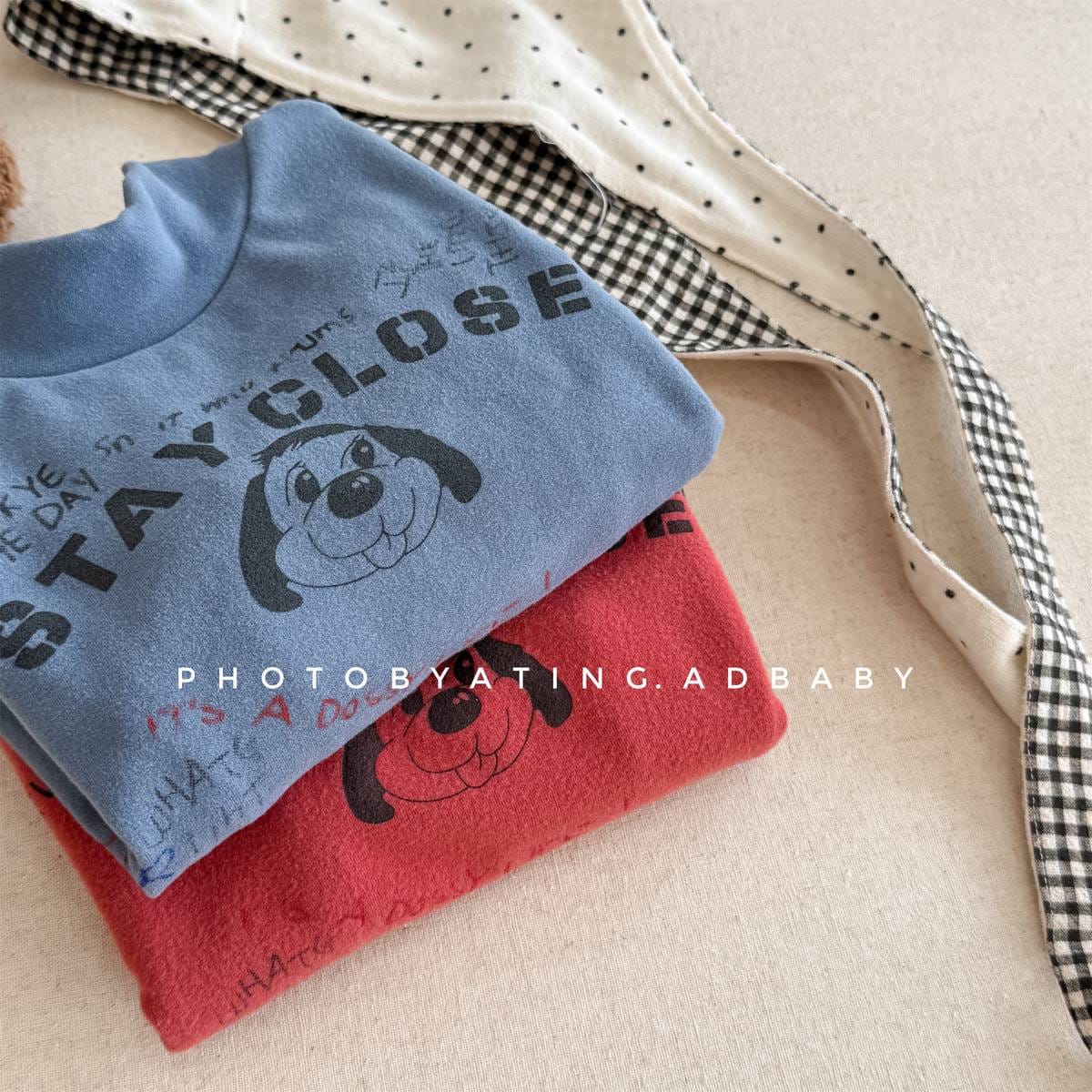 青と赤の長袖裏起毛ハイネックTシャツ、犬プリントの色違いセット