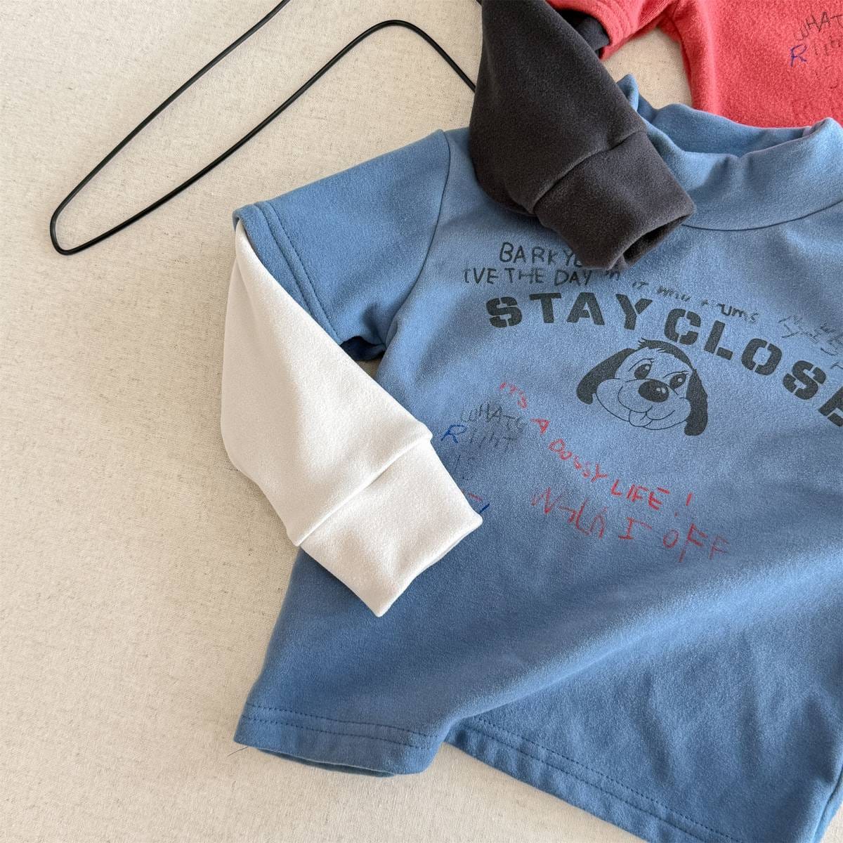 青い長袖ハイネックTシャツ、裏起毛の首元とドッグプリント部分