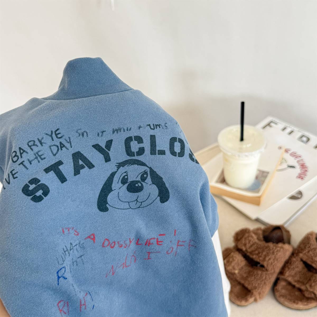 青い裏起毛長袖Tシャツ(背面)犬のプリントと文字デザイン