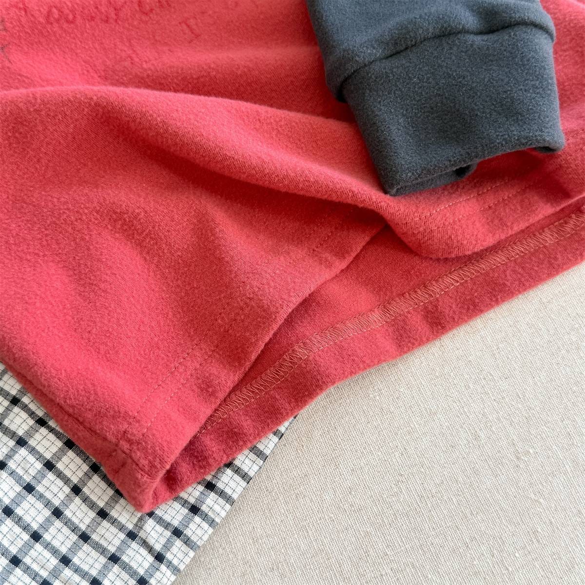 裏起毛の赤い長袖ハイネックTシャツ、袖口と裾のリブ仕様