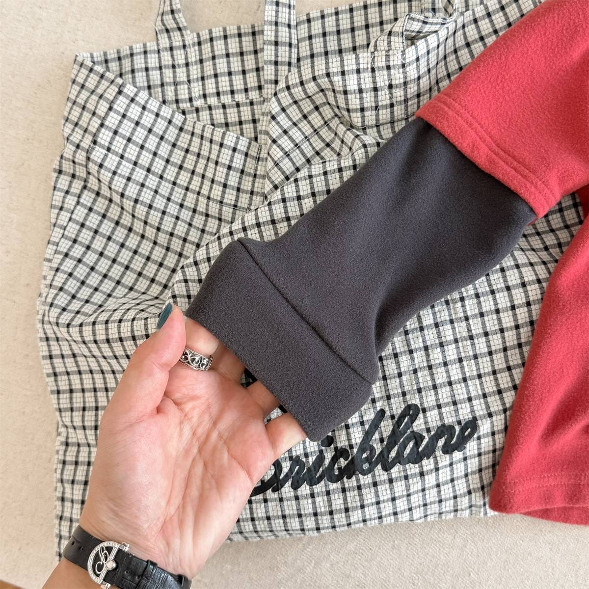 黒い袖口のアップ、裏起毛の長袖ハイネックTシャツ(赤系の組み合わせ)