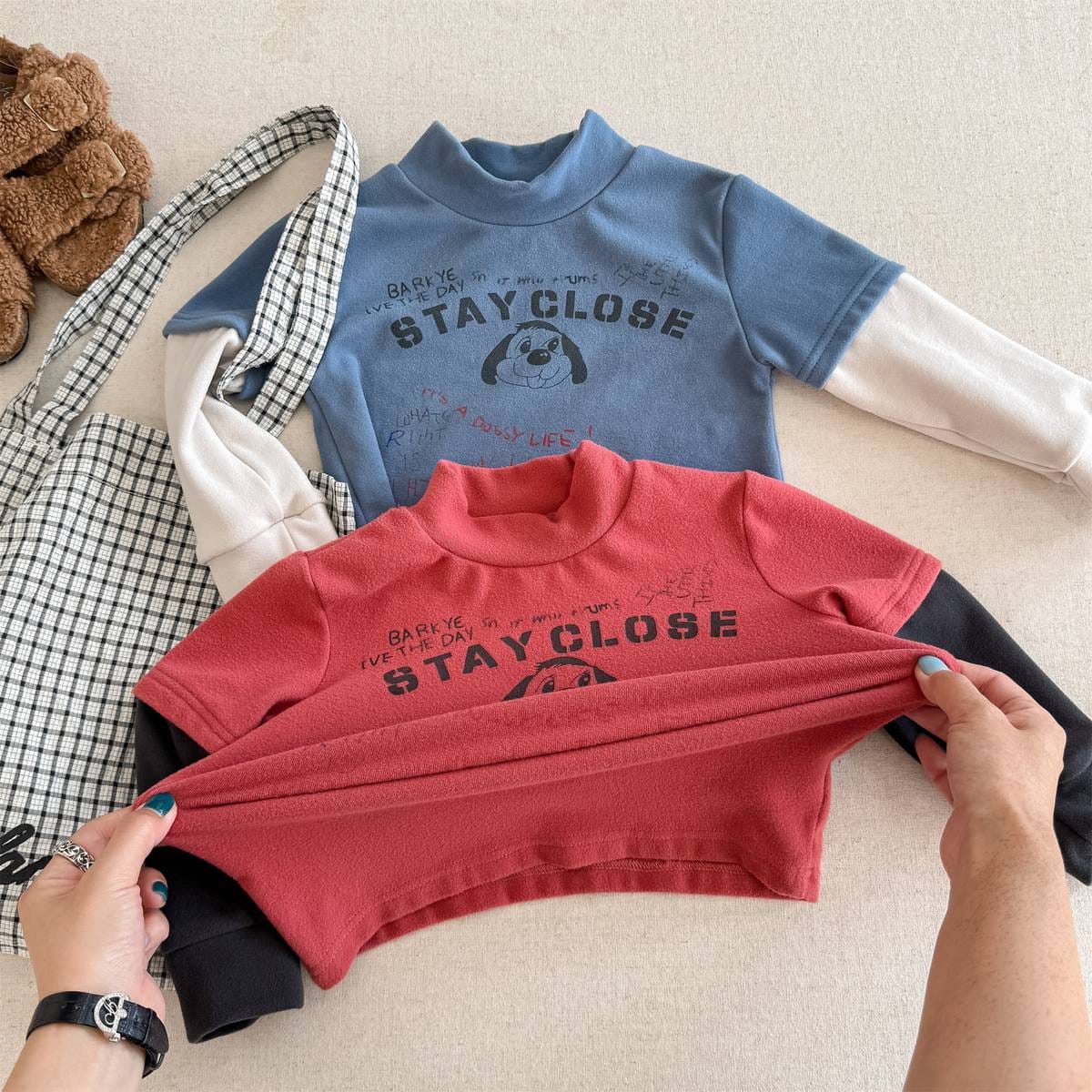 長袖裏起毛ハイネックTシャツ(青・赤)2枚、犬プリントとロゴ風文字