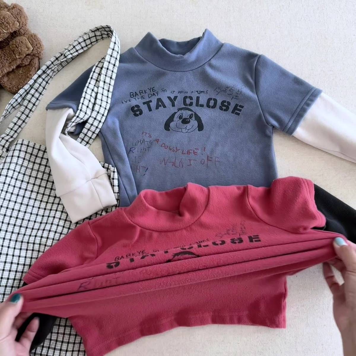 ドッグプリントのハイネック長袖Tシャツ2枚(ブルー/レッド)