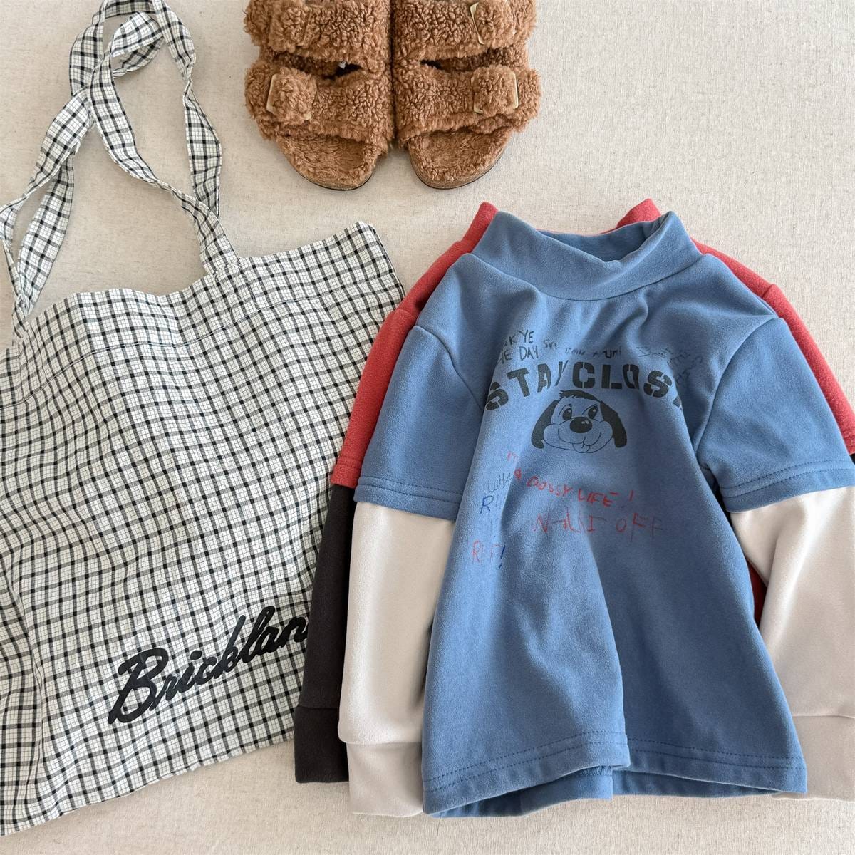 青い長袖ハイネックTシャツ、裏起毛とドッグプリント、袖の配色切替