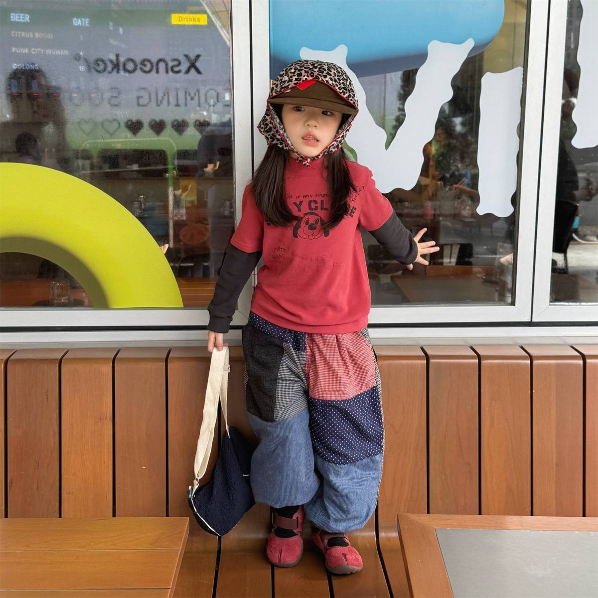 赤のハイネック長袖Tシャツ、ドッグプリント入りインナー