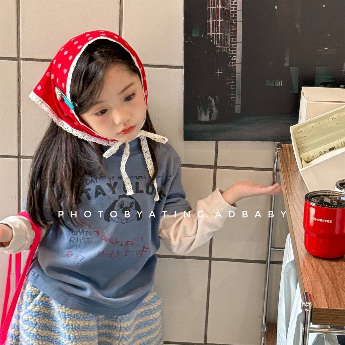 ブルーのハイネック長袖Tシャツ、ドッグプリントの子ども用インナー