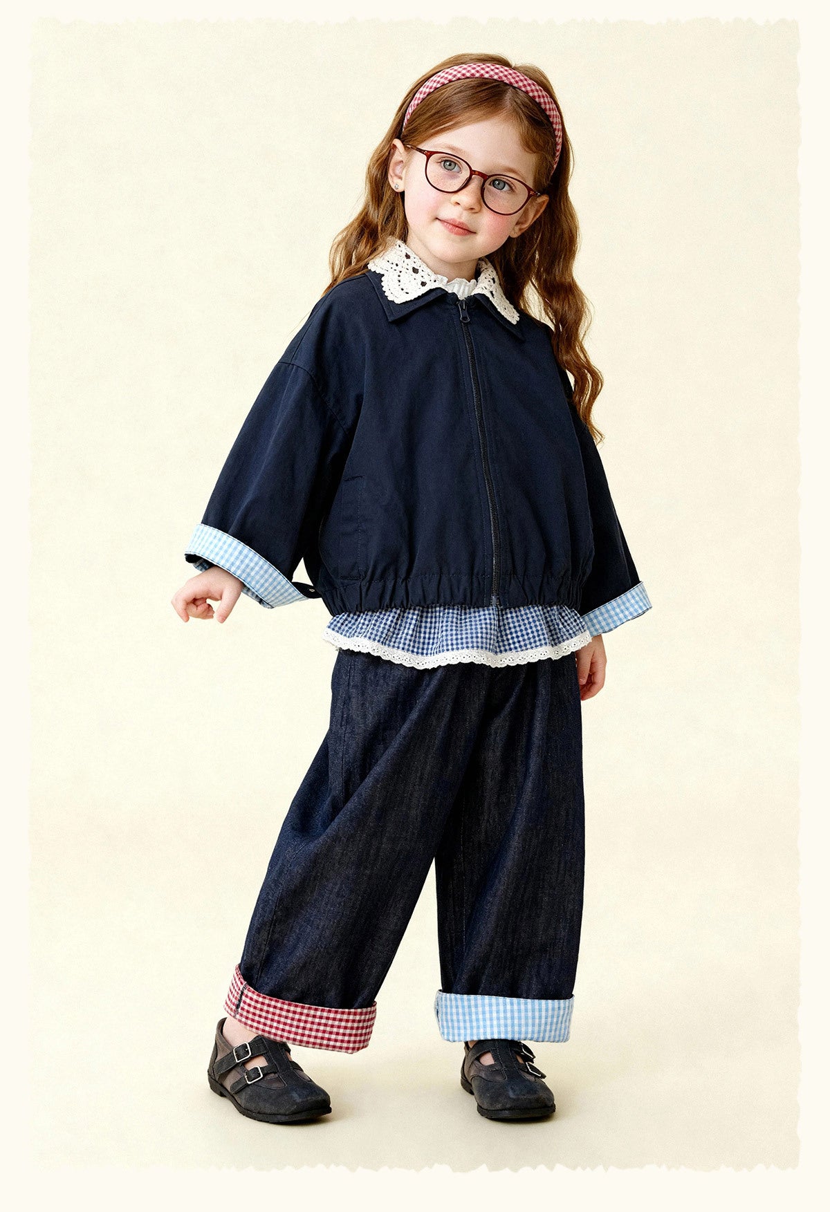 ネイビーのゆったりジャケット、フロントジップ、チェック柄の袖口、レース風襟つき